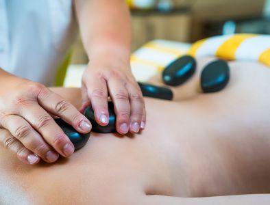 Wellnessurlaub: Hot Stone Massage (Teilkörper Rücken und Beine)